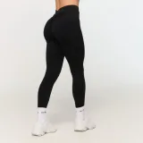 Дамски клин Fierce V-back Black - GymBeam - Размер: XS | Тегло: 0,132 g | Опаковка: 128 · záber 1