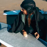 DECATHLON Prilba na surf V2 tmavosivá L · záber 2