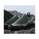 Pánská nízká turistická obuv ADIDAS Terrex Swift Solo 2.0 silver green legend ivy linen green · záber 2