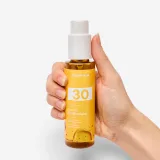 DECATHLON Opaľovací olej v spreji SPF 30 100 ml IP 30 · záber 2