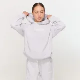 GymBeam Ženski pulover s kapuco Varsity Grey - Velikost: XS | Barva: sivá | Teža: 0,8162 g | Pakiranje: 15 · záber 3