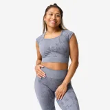 DOMYOS Dámsky fitness crop top bezšvový s potlačou sivý S · záber 1