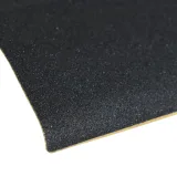 DECATHLON Samolepiaci grip na skateboard ČIERNA · záber 2