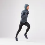KIPRUN Pánska bežecká hrejivá bunda Run 900 Warm Regul dymovo-zelená L · záber 2