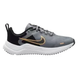 Juniorská sportovní obuv (tréninková) NIKE Downshifter 12 cool grey metallic gold black white · záber 1