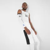 TARMAK Chránič lakťa na basketbal E500 NBA Nets biely 3 · záber 2