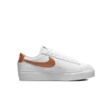 Dámská vycházková obuv NIKE Blazer Low Platform white black sail metallic copper · záber 1