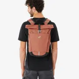 QUECHUA Turistický batoh Escape 500 Rolltop 16 + 4 l hnedý 17 l · záber 2