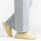 DECATHLON Šľapky Slide unisex žlté 35-36 · záber 2