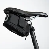 ROCKRIDER Taška pod sedlo Easy M 0,6 l čierna + multináradie + 3 montpáky bez · záber 1