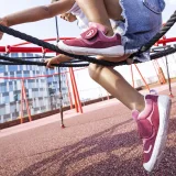 DECATHLON Detská barefoot obuv na suchý zips Crawler Hybrid ružová 20 · záber 2