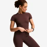 DOMYOS Dámske fitness tričko Shape s krátkymi rukávmi tmavohnedé XL · záber 1