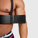 Bicepsový izolátor Iron Aesthetics Arm Blaster, čierny · záber 5