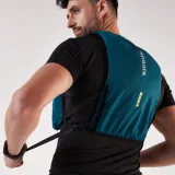 KIPRUN Unisex trailová vesta 500 8 l modrá + hydrovak 1 l jedna veľkosť · záber 2