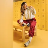 GymBeam Ženski pulover s kapuco Varsity Grey - Velikost: XS | Barva: sivá | Teža: 0,8162 g | Pakiranje: 15 · záber 2