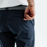 INESIS Pánske bavlnené golfové chino nohavice MW500 tmavomodré L (L33) · záber 2
