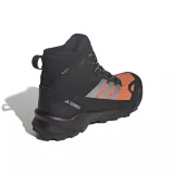 Pánska členková turistická obuv ADIDAS Terrex Skychaser AX5 Mid GTX Clima M core black matte silver semi impact orange · záber 5