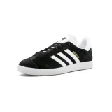 Pánská vycházková obuv ADIDAS ORIGINALS Gazelle M core black white gold met · záber 1