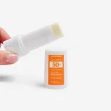 DECATHLON TYČINKA NA OPAĽOVANIE 2 V 1 NA TVÁR A PERY SPF 50+ bez · záber 2