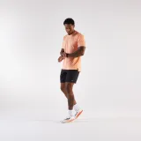 KIPRUN Pánske bežecké tričko Run 500 Dry priedušné oranžové L · záber 2