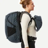 FORCLAZ Dámsky trekingový batoh Travel 900 50 + 6 l tmavosivý bez · záber 2