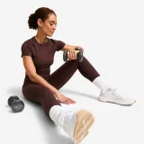 DOMYOS Dámske fitness tričko Shape s krátkymi rukávmi tmavohnedé XL · záber 2