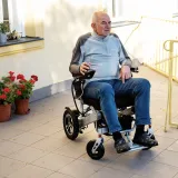 Elektrický invalidný vozík inSPORTline Hawkie II • 700W • 27,95kg • do 130kg • až 24km dojazd - Farba: zelená · záber 2