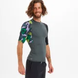DECATHLON Pánske tričko 500 Camo s UV ochranou krátky rukáv na surfovanie M · záber 2