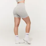 Дамски безшевни шорти Lift Grey - GymBeam - Размер: S | Тегло: 0,11 g | Опаковка: 80 · záber 1