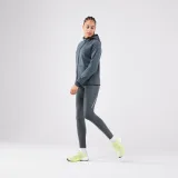 KIPRUN Dámske bežecké legíny Run 500 Warm hrejivé dymovo-zelené S (W28 L31) · záber 1