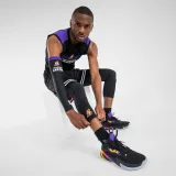 TARMAK Chránič lakťa na basketbal E500 NBA Lakers čierny 2 · záber 2