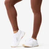 DOMYOS Dámske bezšvové legíny s vysokým pásom push-up tmavohnedé XL · záber 2