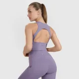 Sportovní crop top s výstřihem na zádech 4F x Anna Lewandowska - fialový · záber 2