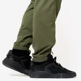 DOMYOS Pánske priedušné fitness tepláky kaki zelené M (W32 L33) · záber 2