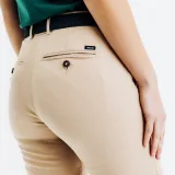INESIS Dámske bavlnené golfové chino nohavice MW500 béžové S (L31) · záber 2