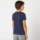DOMYOS CHLAPČENSKÉ TRIČKO 100 NA CVIČENIE NÁMORNÍCKE MODRÉ 5-6 r (113-122 cm) · záber 1