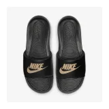 Pánske šlapky (plážová obuv) NIKE Victory One black metallic gold black · záber 3