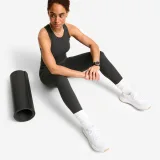 DOMYOS Dámske tvarujúce fitness crop tielko tmavosivé L · záber 2