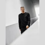 Pánská regular tepláková mikina bez kapuce 4F x Robert Lewandowski - černá · záber 1