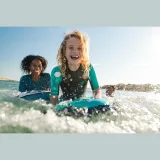 DECATHLON Detská kombinéza na surf Yulex 100 1,5mm čierno-tyrkysová 12-13 r (151-160 cm) · záber 2