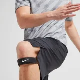 Fitness chránič NIKE PRO ELBOW BAND 3.0 BLACK WHITE · záber 2