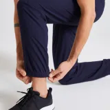 DOMYOS Pánske priedušné fitness tepláky tmavomodré L (W34 L34) · záber 2